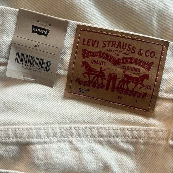 LEVI’S Butterfly Print 501 Raw Hem Jean Shorts Off White Size 30 NEW - Picture 6 of 9